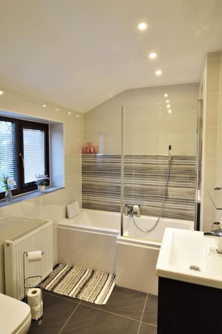 Mikes At Menai - Stylish & Spacious 3 Bed House In Menai Bridge. ภายนอก รูปภาพ