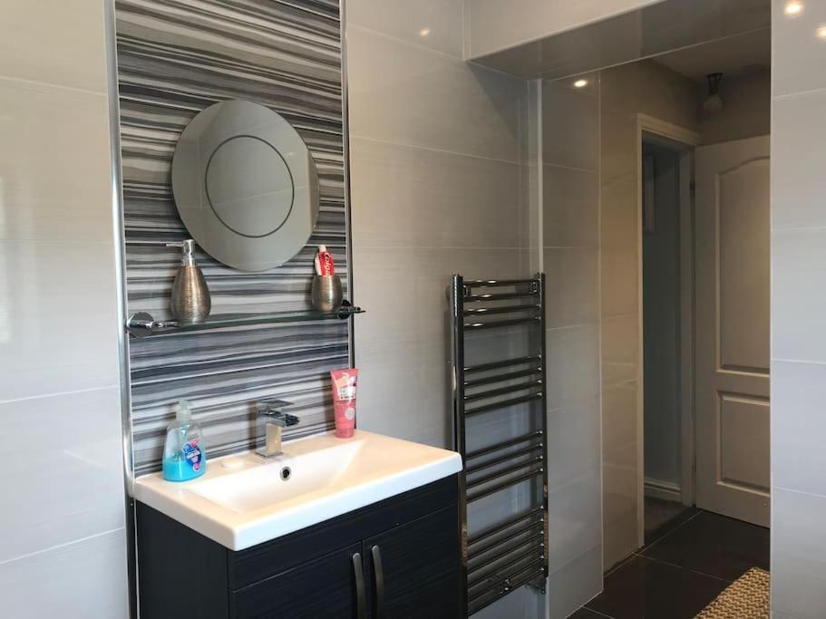 Mikes At Menai - Stylish & Spacious 3 Bed House In Menai Bridge. ภายนอก รูปภาพ